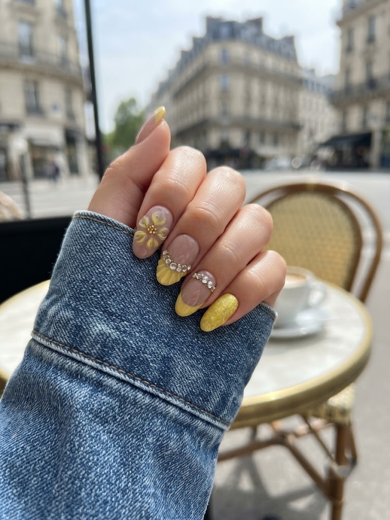 image Press-On Nails SUR COMMANDE  " Frenchy Yellow Petals" – Forme Rond S Tany Mena