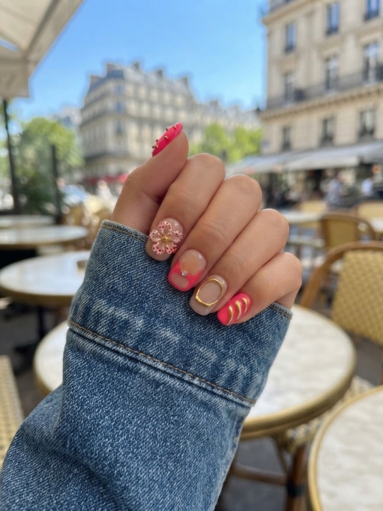 image Press-On Nails SUR COMMANDE  "Golden Fushia Bloomy" – Forme Carré S Tany Mena